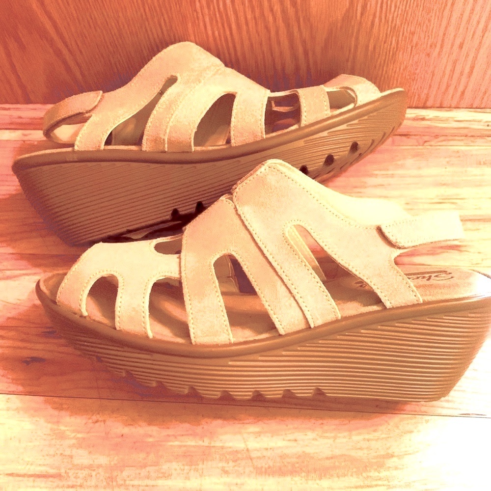New Skechers 9 WIDE tan suede leather memory foam comfort wedge strap sandals